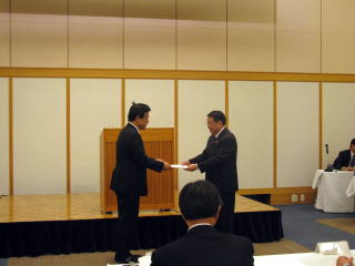 （画像05）藤村厚生労働副大臣に要望書を手交